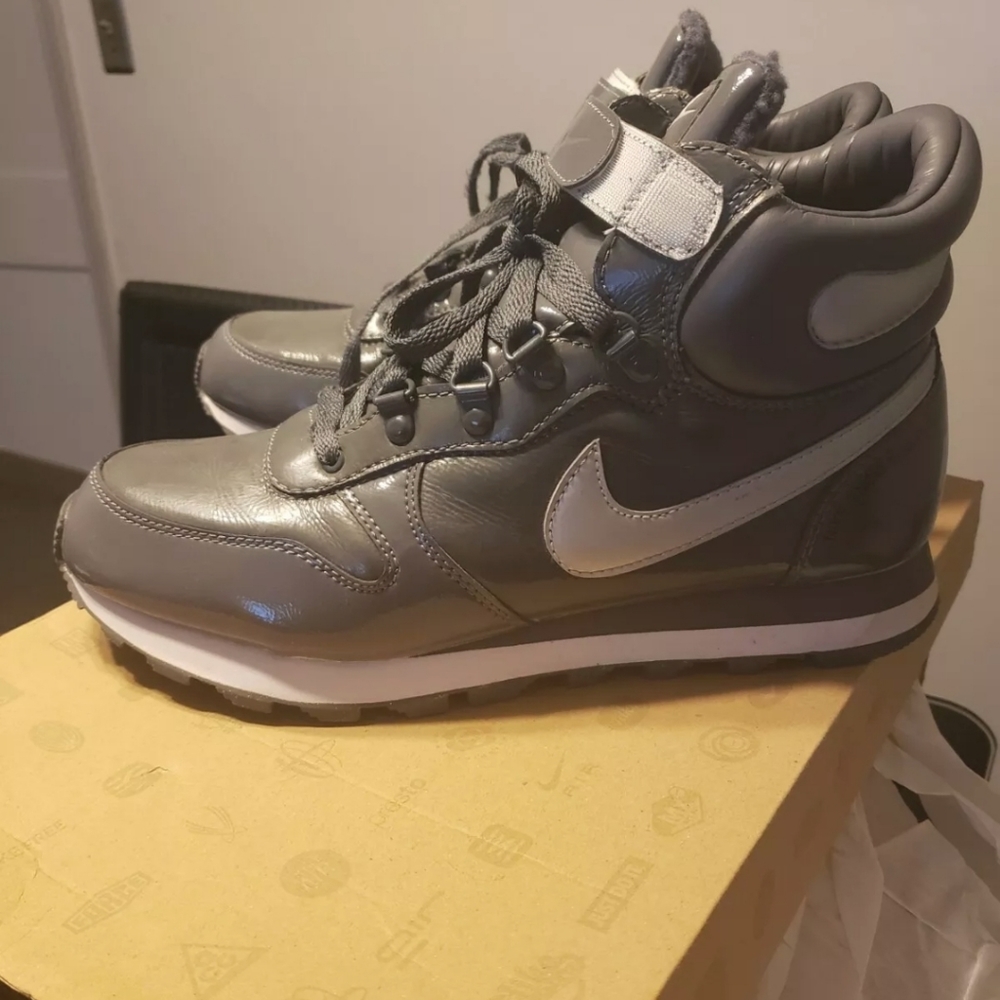 Women's Nike Snow Waffe Size 11